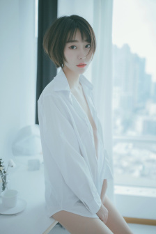 女医生检查男生下肢